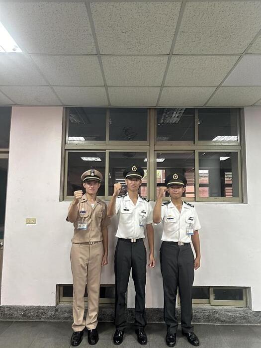 圖說：張良愷（中）、陳有智（右一）、徐稚富（左一）三位同學穿軍服合照。