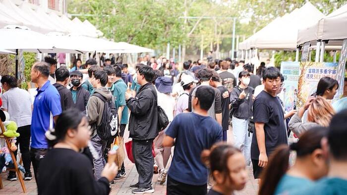 圖說:中信科大於生活美學館前舉辦「Pop-up Market」快閃創意市集，結合師徒制教學，由師生共同完成企劃與場地布置，現場人潮熱絡，展現校園創意與實作能量。