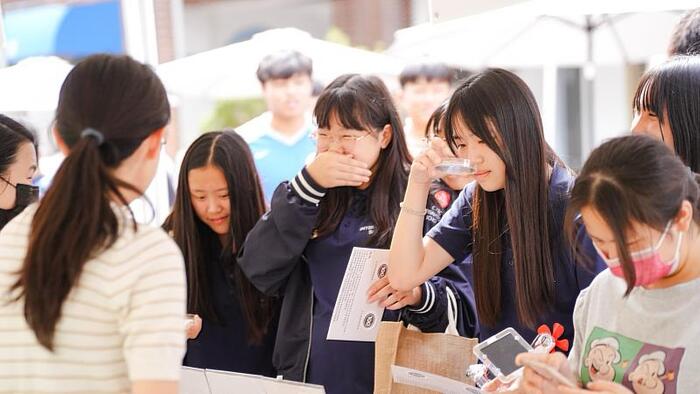 圖說:學務處精心規劃的「心靈轉運站」情緒闖關活動，透過互動體驗引導學生覺察情緒、紓解壓力，深化社會情緒學習，現場參與踴躍。