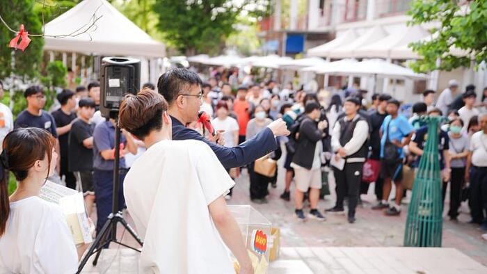 圖說:現場舉辦有獎徵答與摸彩活動，吸引師生熱情參與，為市集增添驚喜與歡樂氛圍。