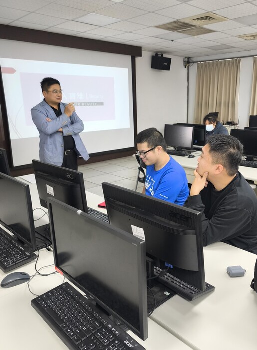 圖說：黃文平總經理(圖左)分享企業成功案例。(圖/中信科技大學提供)