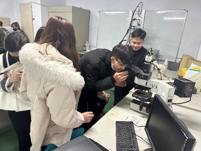 圖說：透過小組合作學習分工與溝通，更能在跨文化環境中磨練協作能力，提升未來職場競爭力