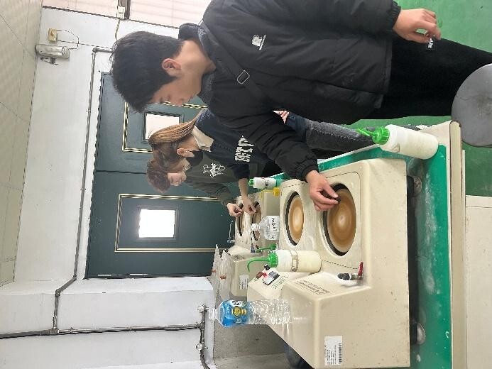 圖說：學生親自操作精密儀器，進一步理解各種材料特性如何影響工程應用。