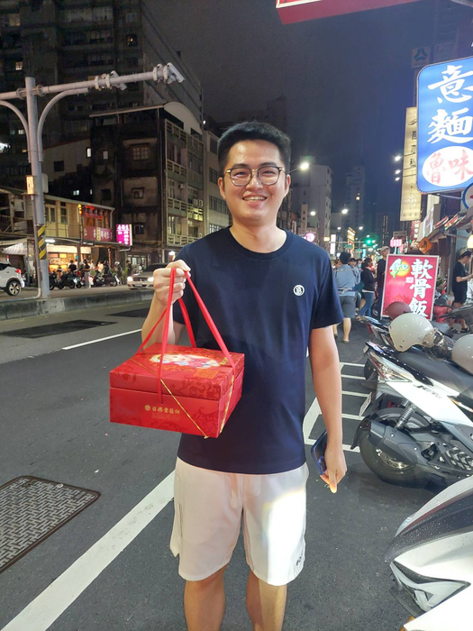 圖說：劉家愷同學很高興帶著家鄉土產拜訪老師。(圖/中信科技大學提供)