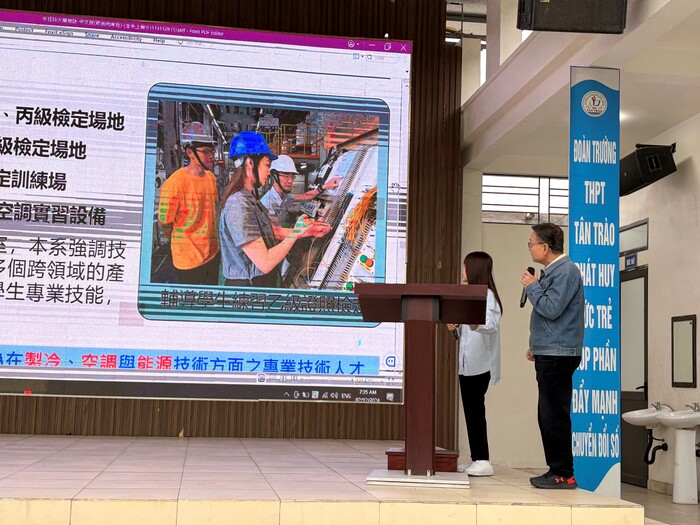 圖說：中信科大機械系朱清俊博士(右一)在越南新潮高中宣傳中信科大專班招生系所。(圖/中信科技大學提供)