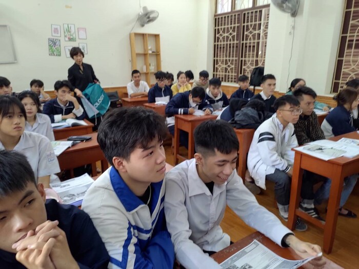 圖說：中信科大國際專修部主任黃秀仍主任(後)在越南建安中專宣傳中信科大專班招生系所，並與學生互動。(圖/中信科技大學提供)