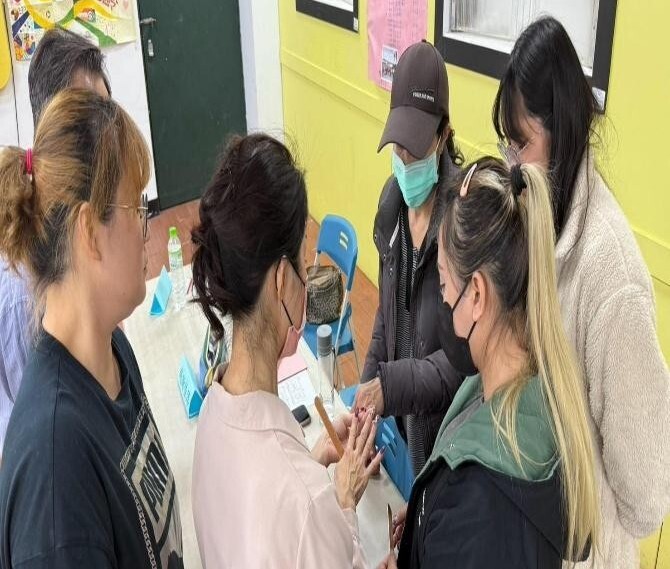 圖說：學員圍繞許淑玲老師，用心學習美甲技能。 (圖/中信科技大學提供)