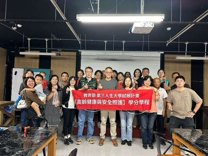圖說：中信科大第三人生大學至烏日合勤健康共生宅參訪。(圖/中信科技大學提供)圖片