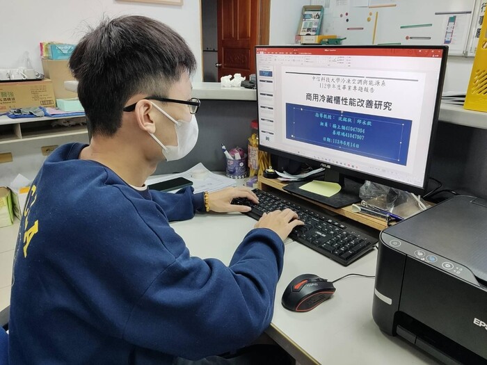 圖說：學生姜瑋鴻在冷源系辦公室製作專題簡報。(圖/中信科技大學提供)