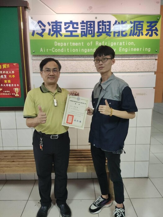 圖說：學生姜瑋鴻(右）榮獲胡耀祖獎學金及獎狀。(圖/中信科技大學提供)