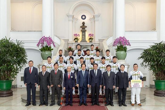 圖說:總統賴清德（右5）親自接見中信科大慢壘隊成員，由中信科大校長鄭欽哲（右2）率領前往總統府。