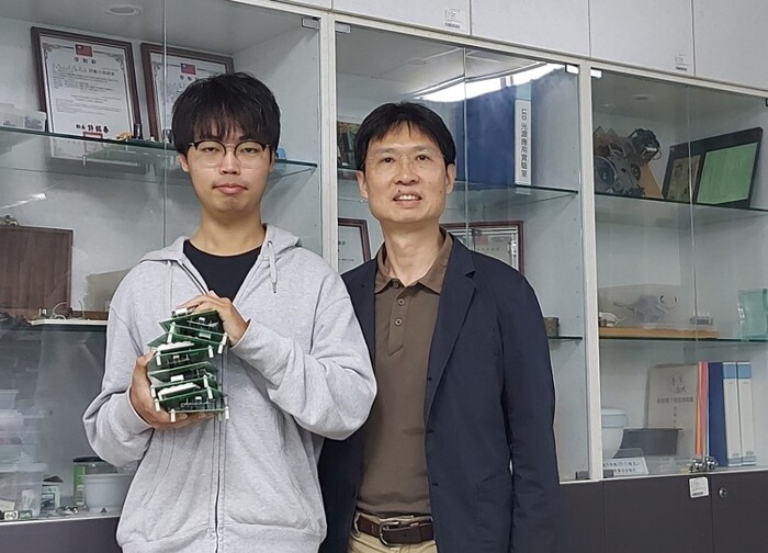 圖說：第一次報名即考取數位電子乙級證照的電機四忠學生洪睿宏 (左)，握在其手中的電路板即是考前自主練習的成果。(圖/中信科技大學提供)
