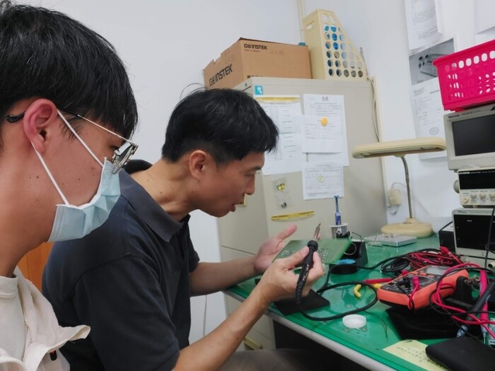 圖說：指導老師與電機四忠洪睿宏共同檢視練習結果之互動情形。 (圖/中信科技大學提供)