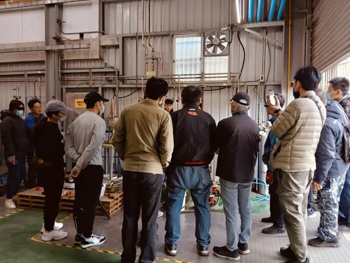 圖說：學員們在中信科技大學冷凍空調裝修乙級檢定場內，聚精會神地聆聽講師指導，現場設備齊全，學習氣氛濃厚。(圖/中信科技大學提供)