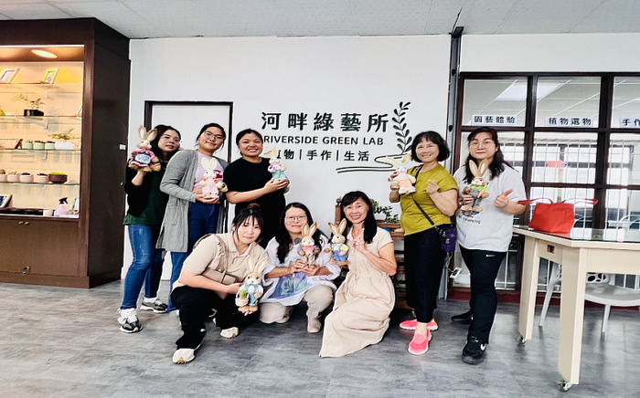 圖說:臺南市農會督導員蔡幸娟（右2）與農會推廣指導員們開心拿著作品合影。圖片