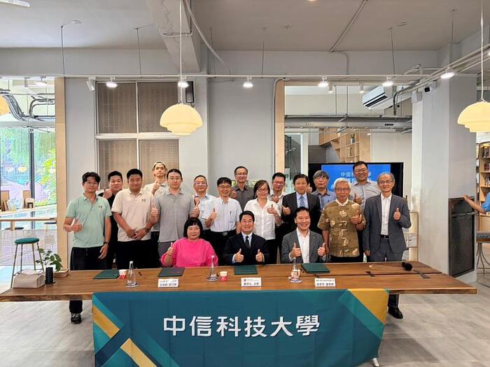 圖說：中信科大與永虹先進、台續共同舉行「無人機產業一條龍發展計畫」合作意向書簽署儀式，全體貴賓合影留念。