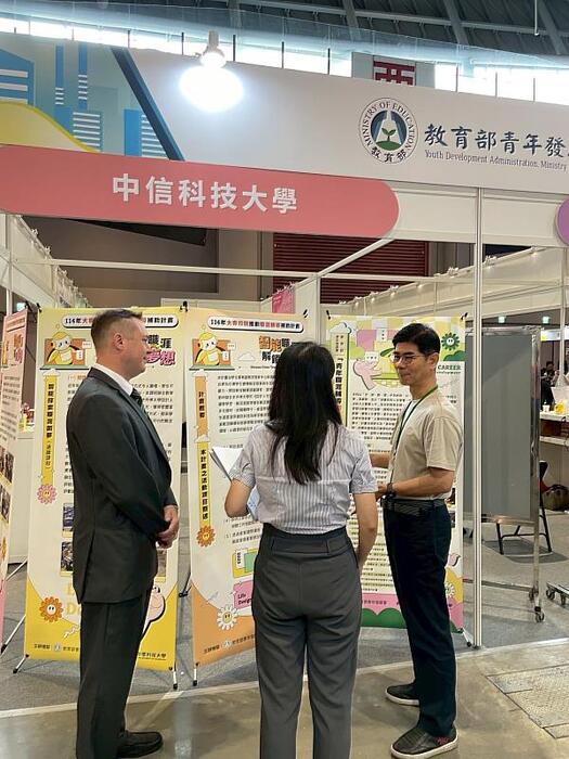 中信科大主任葉慶鴻（右）向參觀者說明職涯輔導成果。
