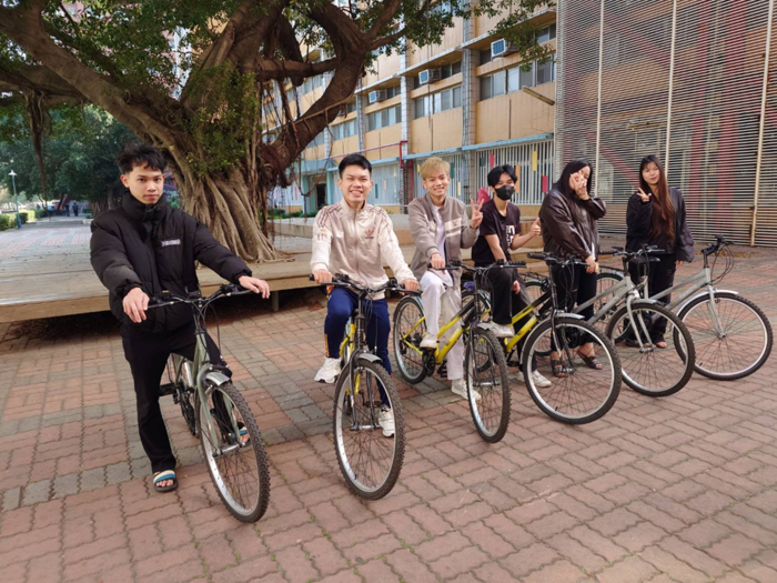 圖說：學生開心騎自行車。（圖/中信科技大學提供）