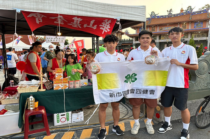 圖說：休閒一忠同學們製作麵包提供給華山基金會新市站義賣。