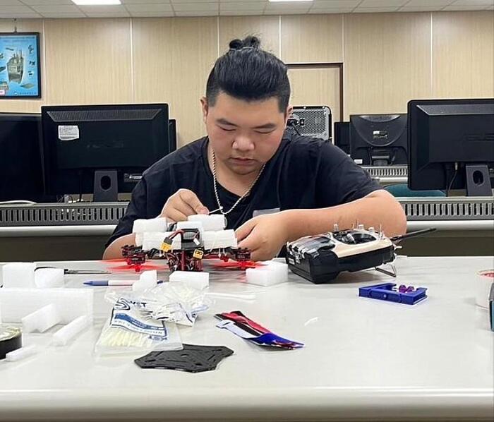 圖說：學生組裝小型無人機。