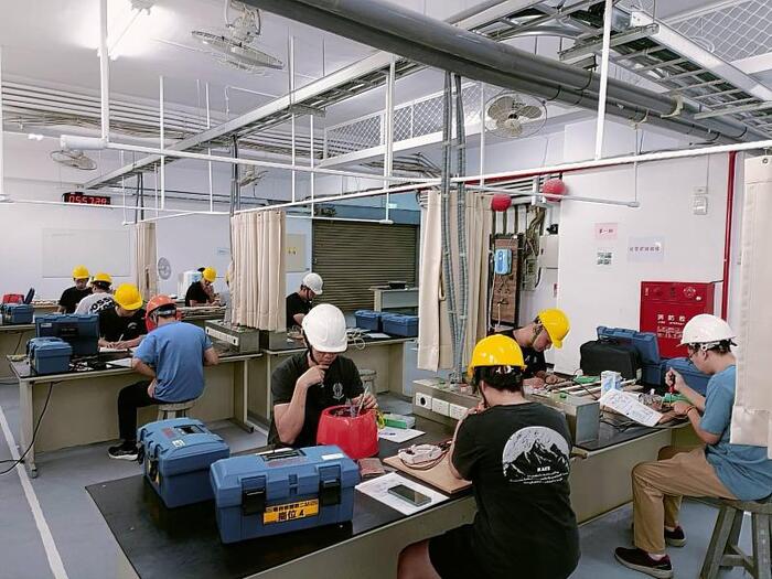 圖說:照明及電熱類家電裝配及故障診斷訓練。