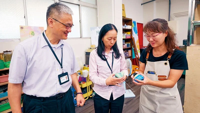 圖說:在中信科大養生村中，長輩可到教授開的陶藝店上課。圖片