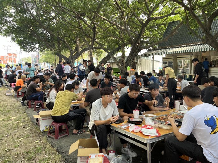 圖說：中信科大半導體學院在小木屋前舉辦全院烤肉。(圖/中信科技大學提供)