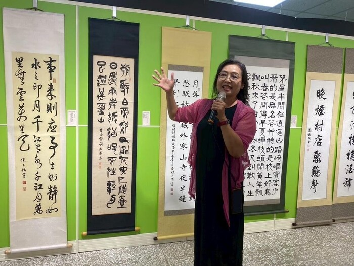 圖說：佳里區公所「佳藝映里」藝廊啟用，侯玉恬邀請民眾一同欣賞作品。(圖/中信科技大學提供)