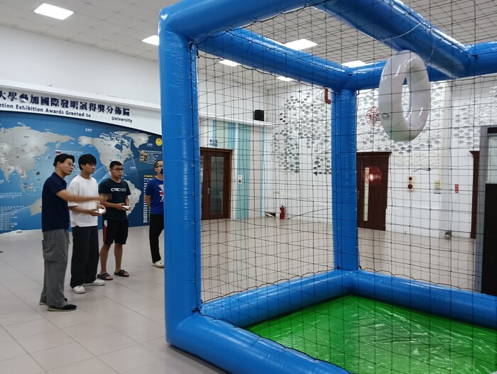 圖說：台續公司專案教練示範無人機足球飛行技術。(圖/中信科技大學提供)