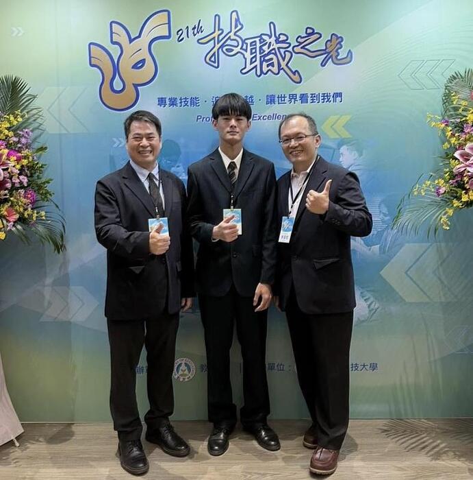 圖說:中信科大機械工程系學生劉和南（中）榮獲「證照達人」殊榮，以優異證照成果展現技職教育學習成效，與中信科大校長鄭欽哲（左）、指導老師李晉陞（右）合照。圖片