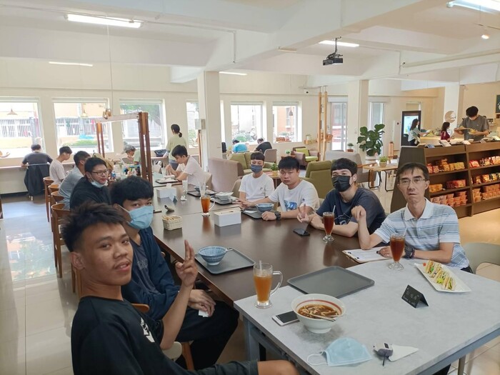 圖說：中信科技大學咖啡樹內溫暖的裝潢與藝術擺設，提供導師與學生彼此間的情感聯繫。(圖/中信科技大學提供)