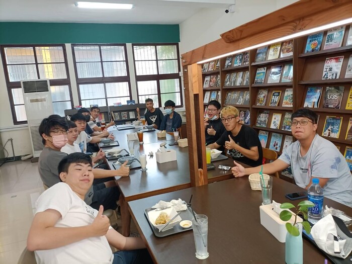 圖說：中信科技大學咖啡樹內溫暖的裝潢與藝術擺設，提供導師與學生彼此間的情感聯繫。(圖/中信科技大學提供)
