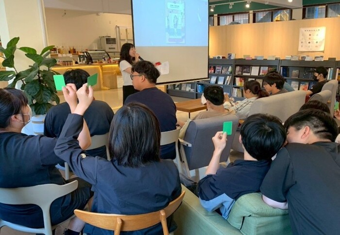 圖說：學生在互動過程中進行選擇與判斷圖片