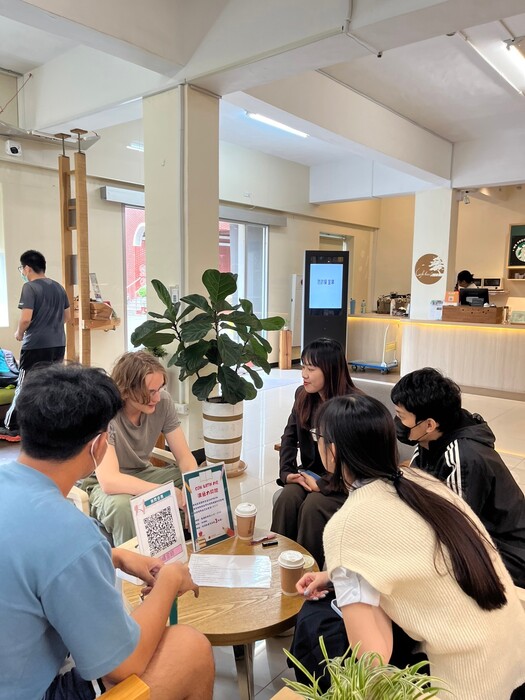 圖說：學生與國際志工交流互動
