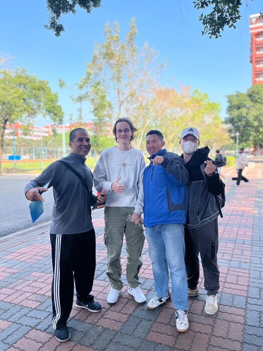 圖說：學生與國際志工交流互動