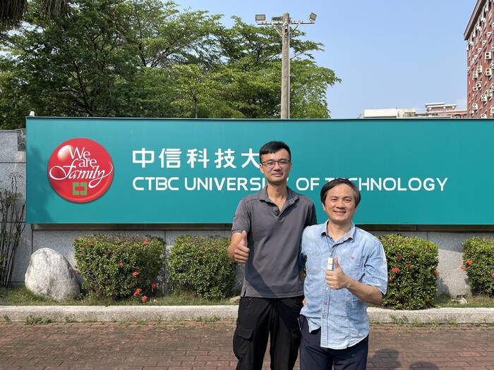 圖二 黃金龍與沈奕然老師於校門口合影