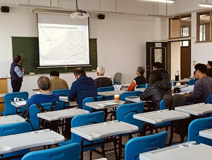 圖說： 沈銘秋講師講解空氣線圖的概念與應用實例(圖/中信科技大學提供)
