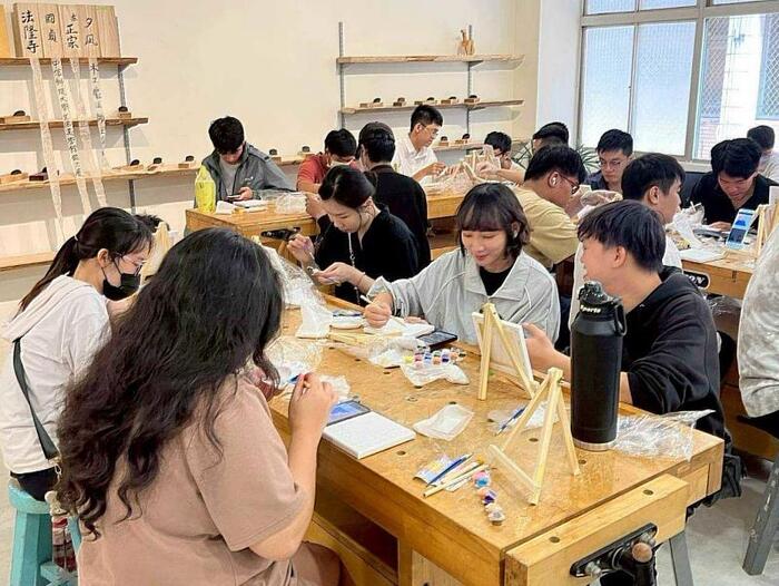 圖說:生活美學館創作匯流區提供學生揮灑創意，透過繪畫創作展現多元藝術想像。圖片