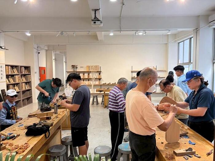 圖說:生活美學館創作匯流區提供木工創作空間，讓學生透過動手實作，體驗木作工藝與創作樂趣。圖片