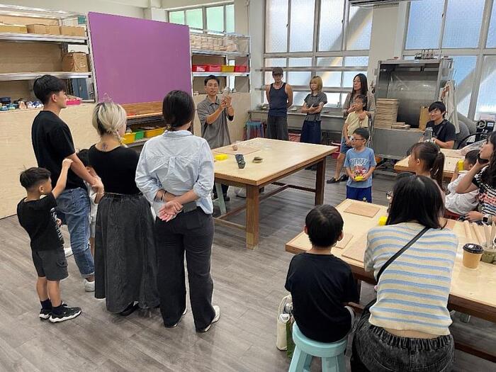 圖說:生活美學館陶藝教室開設陶作體驗課程，讓學生親手感受陶土創作的樂趣與工藝之美。圖片