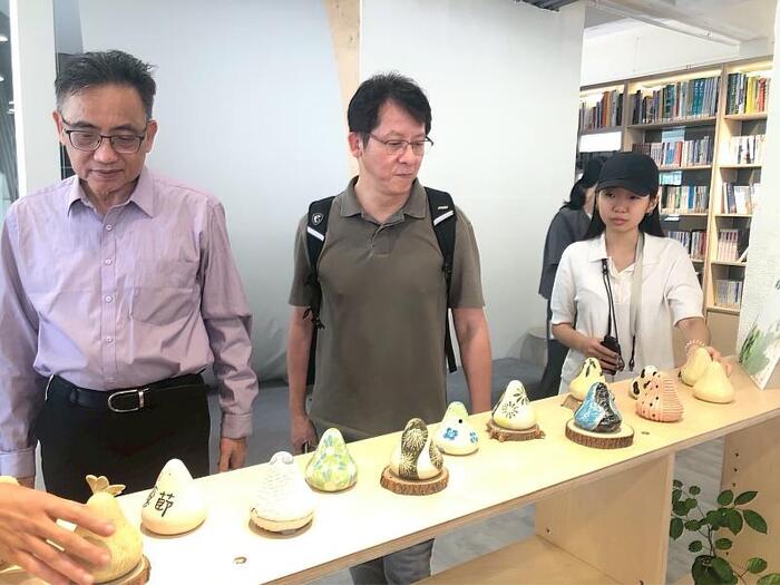 圖說:生活美學館展出多元藝術創作，讓師生與民眾近距離欣賞不同形式的作品，感受豐富的藝術氛圍。圖片