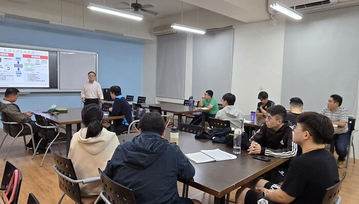 圖說：中信科大機械系在職碩士班「智慧能源管理」課程上課情形。(圖/中信科技大學提供)