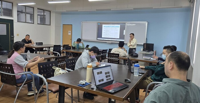 圖說：中信科大機械系在職碩士班「產品碳足跡」課程學生發問討論情形。(圖/中信科技大學提供)