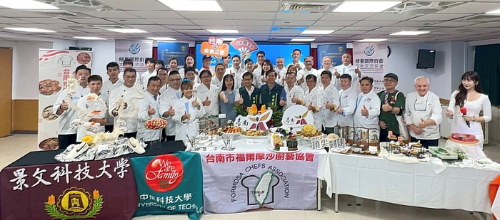 臺南美食之都賽事開跑！中信科大楊順龍老師（前排左2）受邀展演蔬果雕刻。